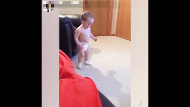 Funny Baby Reaction When They Met Their Shadows 😝 смотреть онлайн