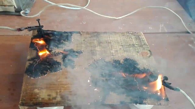 Выжигание на дереве молнии «узоров Лихтенберга» (не повторять, высокое напряжение) смотреть онлайн