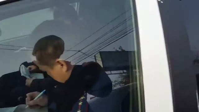 Хабаровский ИДПС на автобусной остановке смотреть онлайн
