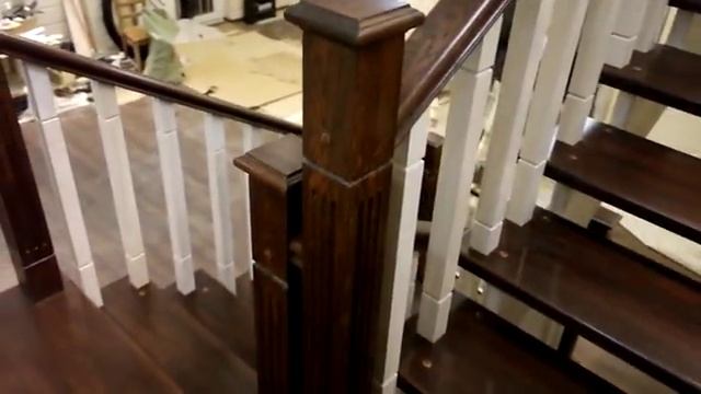 Деревянная лестница на второй этаж с детскими ограничителями от lestnica100.ru смотреть онлайн