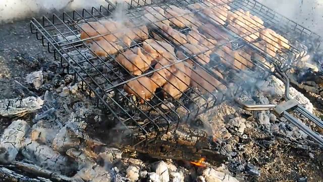 COOKING COWBERRY MEAT ON CHARCOAL IN HARD WINTER смотреть онлайн
