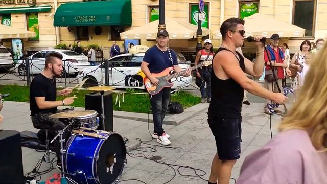 Laskovy May - "Белые розы", в исполнении группы "Висконти" на Невском проспекте в Санкт-Петербурге. смотреть онлайн