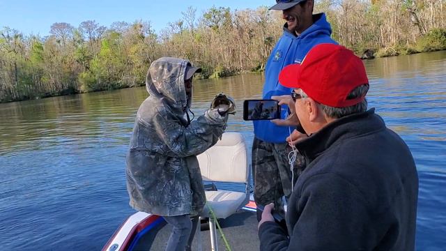 I'm trying bubba with Mr. Johnny Morris the owner of Bass Pro Shops смотреть онлайн