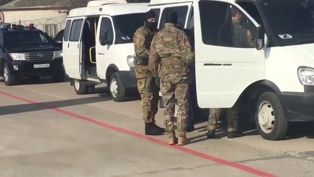 ДАГЕСТНСКИХ ЧИНОВНИКОВ С МАСКАМИ НА ЛИЦАХ ЗАБИРАЮТ В МОСКВУ смотреть онлайн