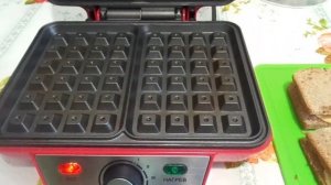 Бутерброды с курицей, сыром и вялеными помидорами в электровафельнице.