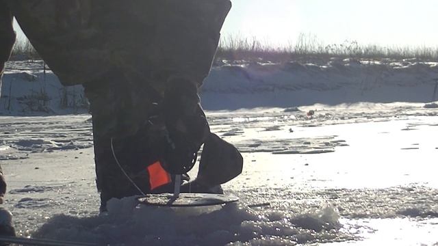 Флажки горят. Ножи ледобура забастовали. Рыбалка, при температуре -20, а на ветру все -25. смотреть онлайн