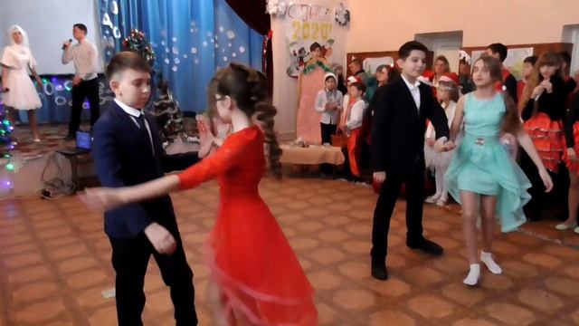 Новогодний вальс в Дмитровской школе смотреть онлайн