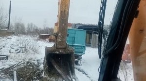 Чистим ковш от налипшей глины.