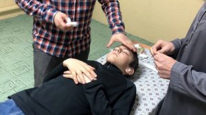 Заворачивание покойного в саван.