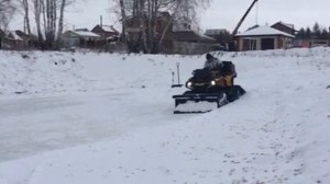 Квадроцикл брп 1000 чистит снег на гусеницах