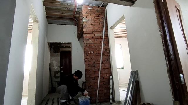 ЧЕМ ШТУКАТУРИТЬ СТЕНЫ? Кладка кирпича своими руками. смотреть онлайн