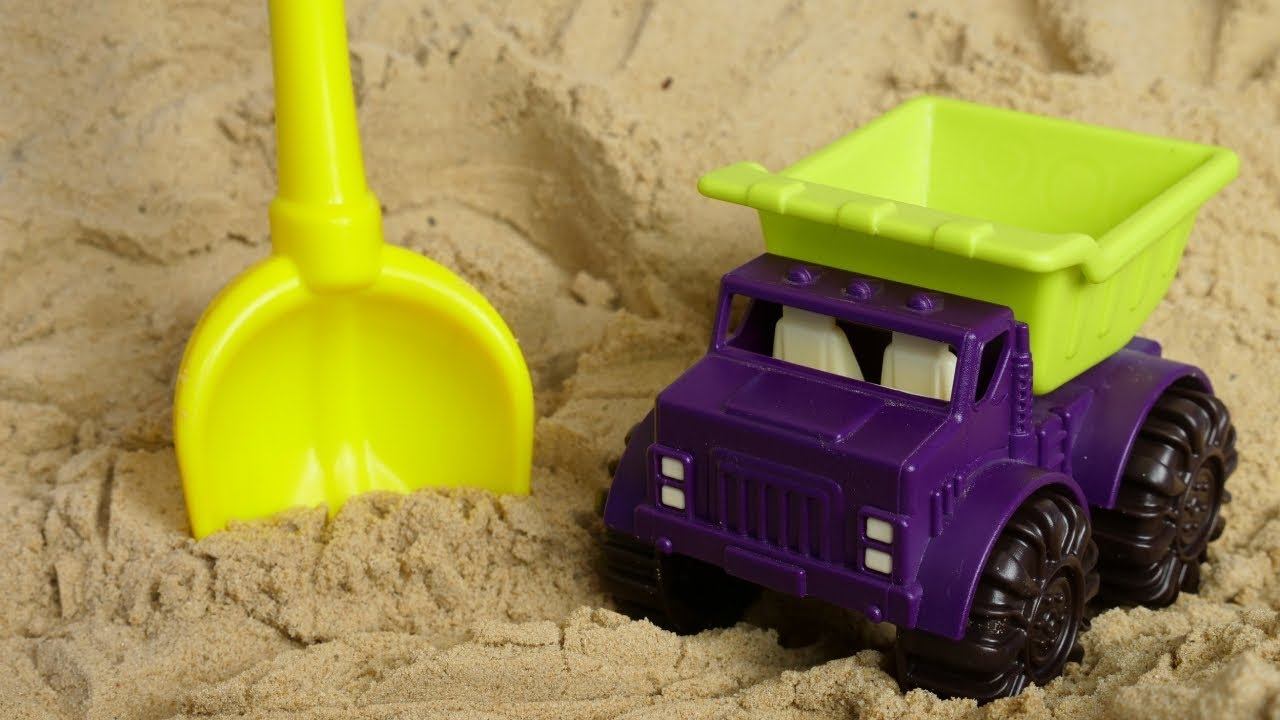 Машинки игрушки в песочнице - Моя песочница. Интересные видео для детей с песком смотреть онлайн