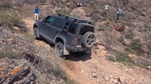 Ленд Ровер: Новый Defender 110 против Старый Дефендер 110 + Hummer H3 & Тойота Land Cruiser 76