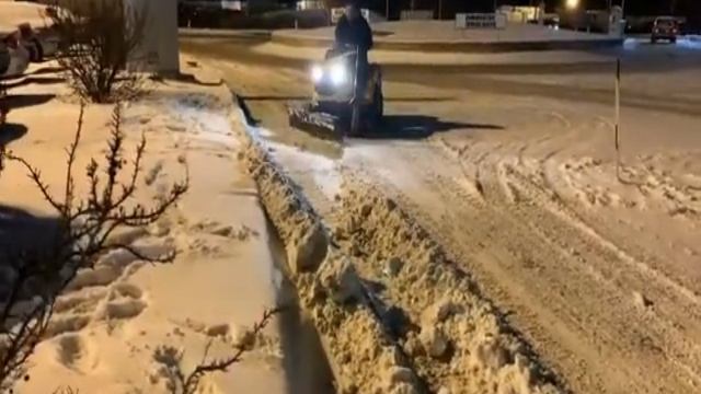 Уборка снега минитрактором CubCadet LT3 PR105 с отвалом.mp4