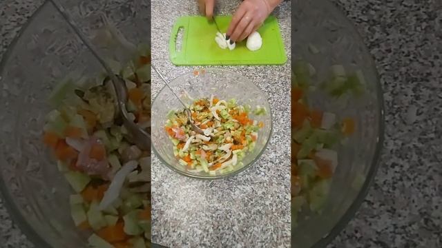 САЛАТ С КРЕВЕТКАМИ И АВОКАДО за 10 МИНУТ/Салат с морепродуктами всегда на праздничном столе смотреть онлайн