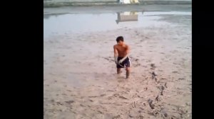 DILWALA KHILADI hunting Water Snake for eat – makes Planet Earth look like a Hollywood movie