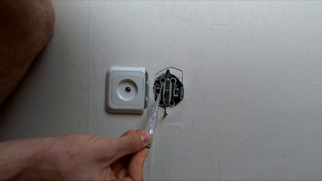 Болтается и выпадет розетка из стены [ Что делать ] смотреть онлайн