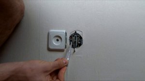 Болтается и выпадет  розетка из стены [ Что делать ]