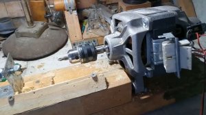Небольшой, самодельный токарный станок из двигателя от стиральной машинки.