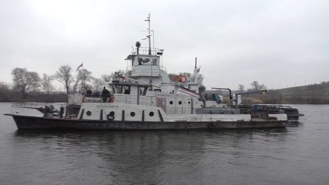 Буксир-толкач Разлив с обстановочным теплоходом Путейский-16 Отчаливают от берега в Бронницах смотреть онлайн