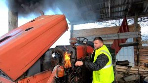 Холодный запуск трактора 1978 года. Дизельный двигатель, объемом 4 литра, мощностью 101 л.с