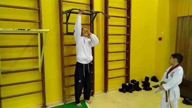 Правила выполнения упражнения "Подтягивания на турнике" смотреть онлайн