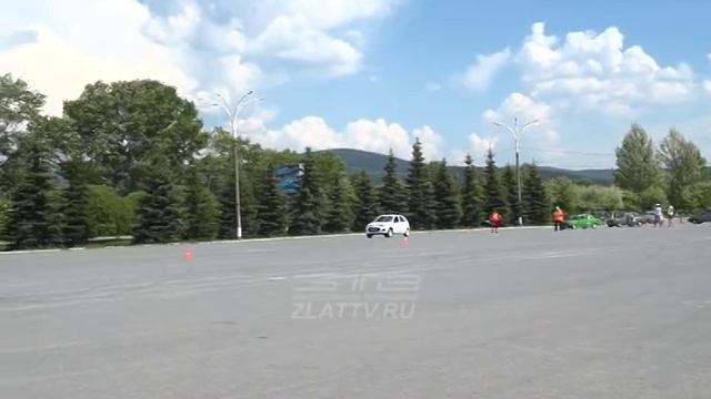 Скоростной слалом и маневрирование между фишек. Автомобилисты показали класс. смотреть онлайн