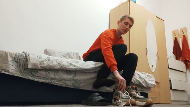 Насрать в пакет на кровати смотреть онлайн