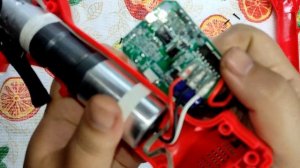 Аккумуляторный секатор. Режет толстенные ветки как масло