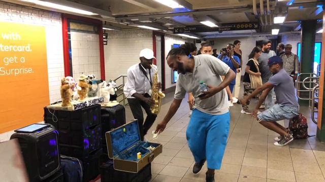 Talented Sax Player with Dancing Cats inside 14th Street - Union Square Subway Station смотреть онлайн