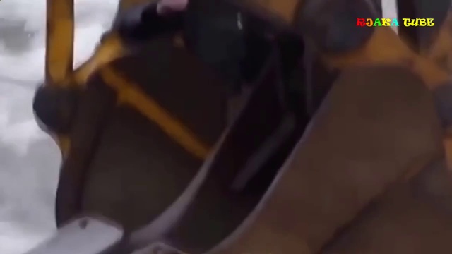 Прикол. Экскаваторная переправа. смотреть онлайн