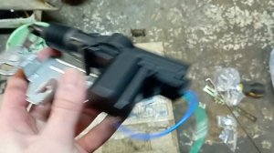 Ford Fusion не открывается крышка багажника.