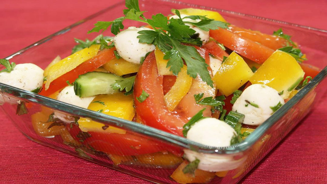 Овощной салат с моцареллой на скорую руку. Вкусный и легкий салат с моцареллой и помидорами смотреть онлайн