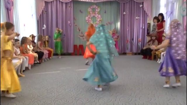 Индийский танец "Aaja Nachle". Старшая группа детсада № 160 г. Одесса 2015. смотреть онлайн