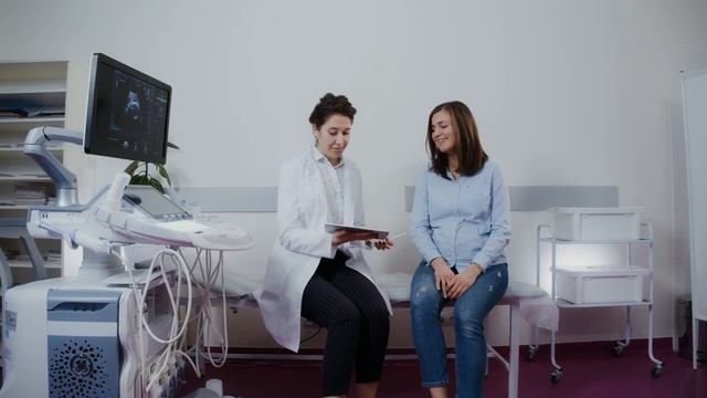 СИЛЬНЫЕ ШЕВЕЛЕНИЯ РЕБЕНКА ВО ВРЕМЯ БЕРЕМЕННОСТИ | Почему ребенок в животе сильно и больно пинается смотреть онлайн