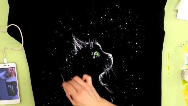 РИСУЕМ СИЛУЭТ КОТА НА ЧЁРНОМ СВИТШОТЕ | КОТИК НА СВИТШОТЕ смотреть онлайн