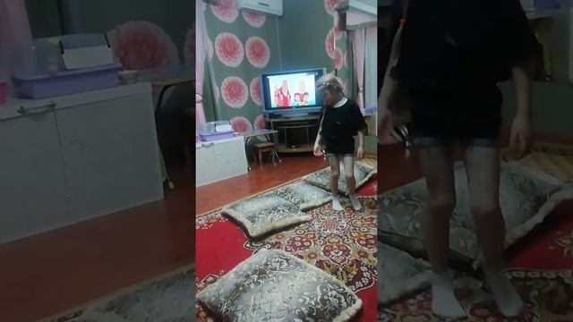 Шпагат, кувырок, дерево, смотреть онлайн