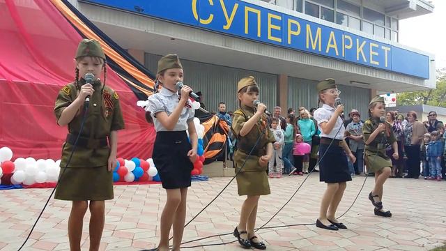 Идет солдат по городу смотреть онлайн