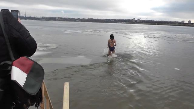 Крещенские купания 2019 год г. Запорожье. смотреть онлайн