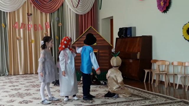 "Репка на новый лад "гбдоу 6 "Ивушка" Малгобек(Исмаил,Алим,Имана,Суммайя,Майрбек,Румина,Сафия❤ смотреть онлайн