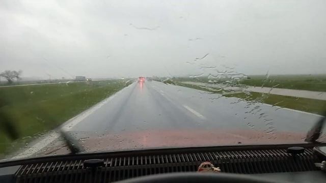 Renault 12 Break viajando con lluvia .Autopista 9 смотреть онлайн