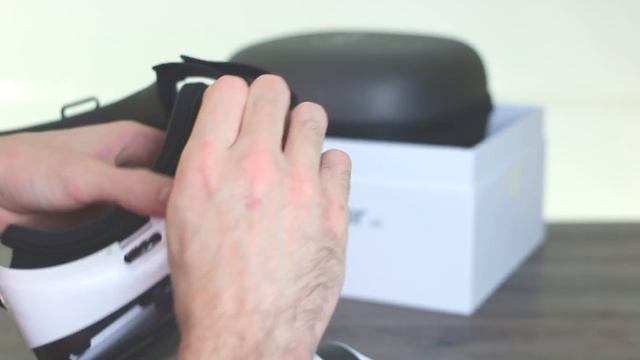 Samsung Gear VR unboxing video + first impressions смотреть онлайн