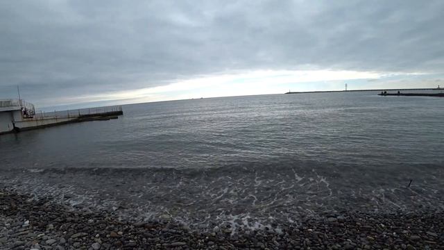 Гуляю под пальмами/Обедаю в ресторане Рис/Море и центральная набережная смотреть онлайн