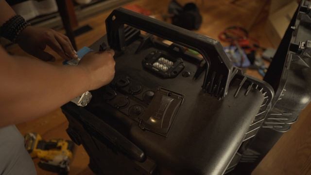 How to Build a DIY Portable Solar Power Generator | Glamping Solar Generator смотреть онлайн