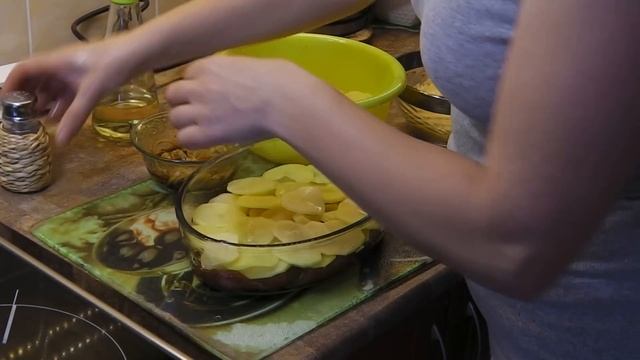 Простой рецепт приготовления мяса с картошкой в духовке!!! смотреть онлайн