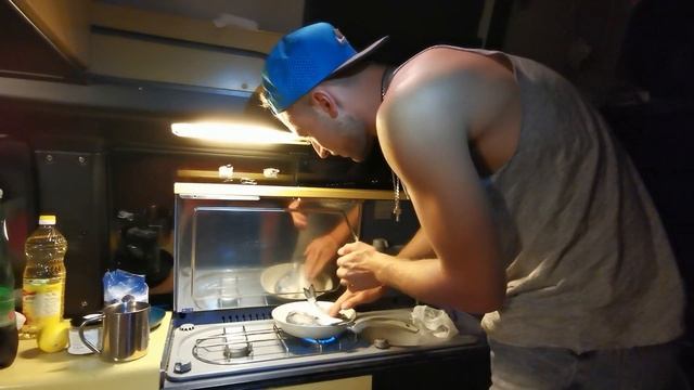 Как приготовить рыбу за 5 минут.Обалденный и простой ЗОЖ рецепт рыбы. Готовим в путешествии.