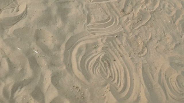 Солнца закат на реке и рисунки на песке, а сердечко в серединке - свет и любовь в вашем домике. смотреть онлайн