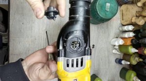 Как снять переключатель на перфораторе DeWalt 25143