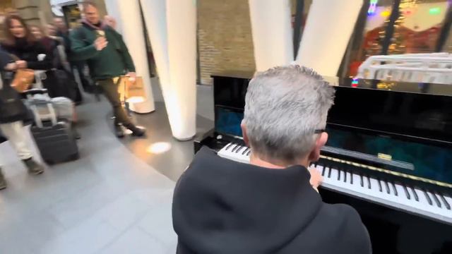 Security Goons Try To Ban The Music...And FAIL! смотреть онлайн