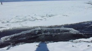 Вскрытие  подмерзшей трещины на Байкале в марте
